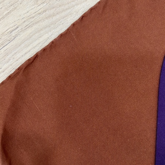 GUCCI SILK SCARF. 100%AUTHENTIC. USED. IN GOOD CONDITION. - Picture 10 of 11